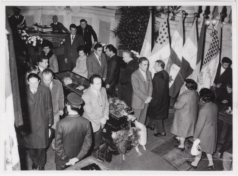 Gattatico-Reggio Emilia, 27-30 marzo 1970, Funerali di Alcide Cervi, camera ardente di Alcide nella Sala del Tricolore di Reggio Emilia, picchetto d'onore